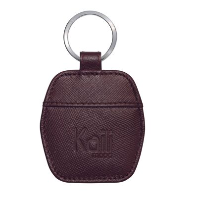 K10854XB | Genuine Saffiano Leather Keychain. Bordeaux color. Polished Nickel key ring. Total dimensions: 5.5 x 9.5 x 0.5 cm. Packaging: rigid bottom/lid Gift Box