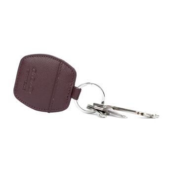 K10854XB | Porte-clés en cuir Saffiano véritable. Couleur bordeaux. Porte-clés en nickel poli. Dimensions totales : 5,5 x 9,5 x 0,5 cm. Conditionnement : Boîte cadeau fond/couvercle rigide 2