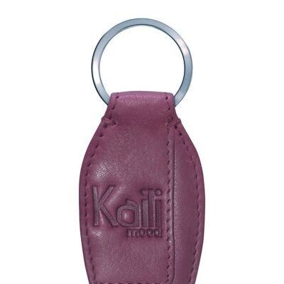 K10753NB | Keychain in genuine full grain leather, with slight grain. Mauve colour. Polished Nickel ring. Total dimensions: 3.5 x 9 x 0.5 cm. Packaging: rigid bottom/lid Gift Box
