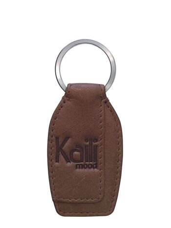 K10753IB | Porte-clés en véritable cuir pleine fleur, légèrement grainé. Couleur boue. Bague en nickel poli. Dimensions totales : 3,5 x 9 x 0,5 cm. Conditionnement : Boîte cadeau fond/couvercle rigide 1