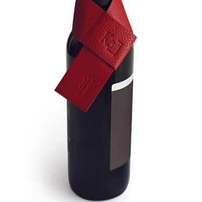 K0010VB | Protector Antigoteo para Botella Hecho en Italia en Verdadera Piel Flor, Flor de Dólar - Color Rojo. Dimensiones: 27 x 4 x 0,5 cm. Embalaje: Fondo rígido/tapa Caja de regalo