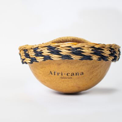 Afrikanische Schwarze Seife aus Ghana in Kalebasse mit Elefantengrasbedeckung