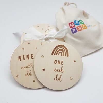 14 Baby-Meilensteinscheiben aus Holz (2 Designs - Regenbogen und Mond) mit einem kleinen Baumwollbeutel. 7 Wendescheiben