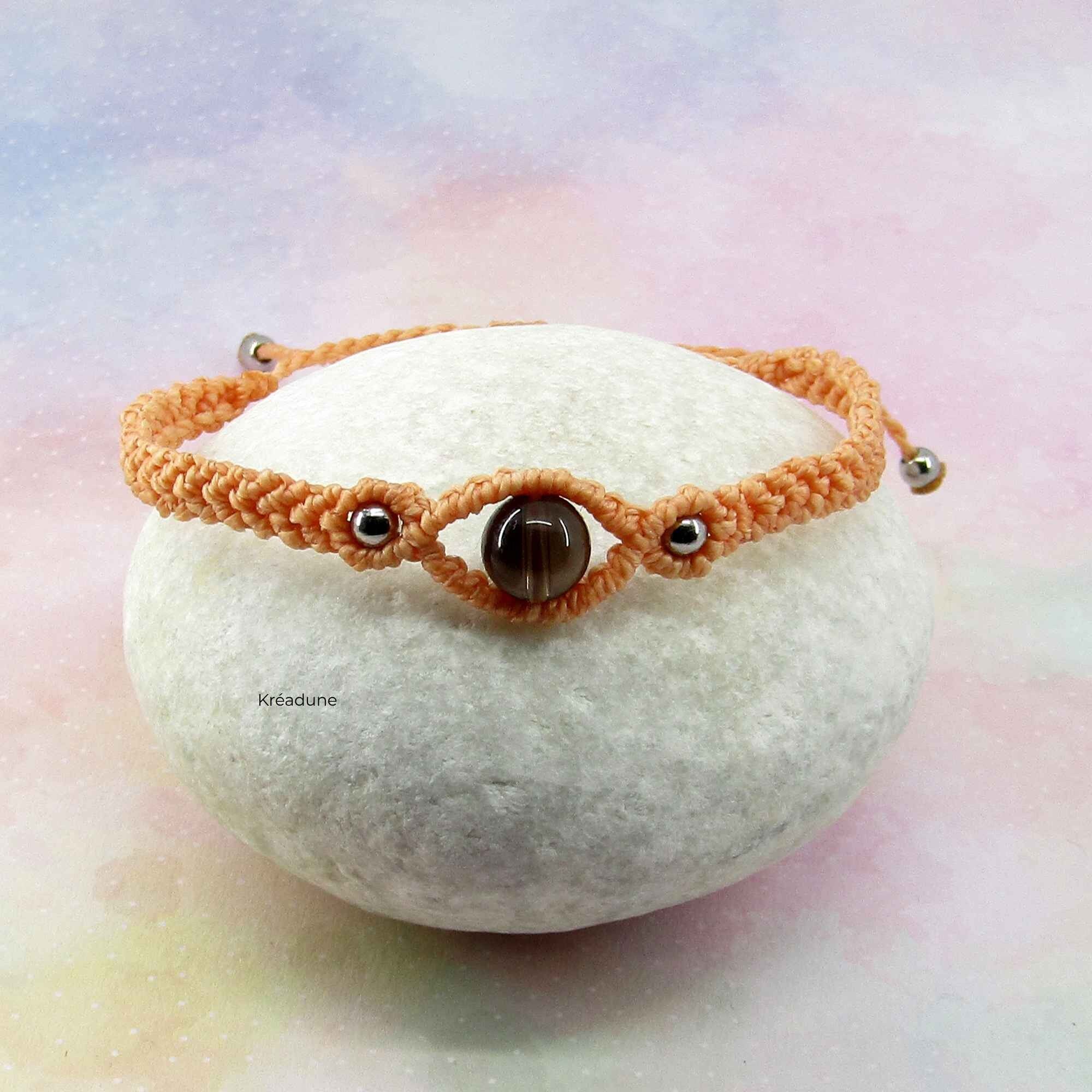 Bracelet micro-macramé orange pastel avec Quartz fumé - Daya