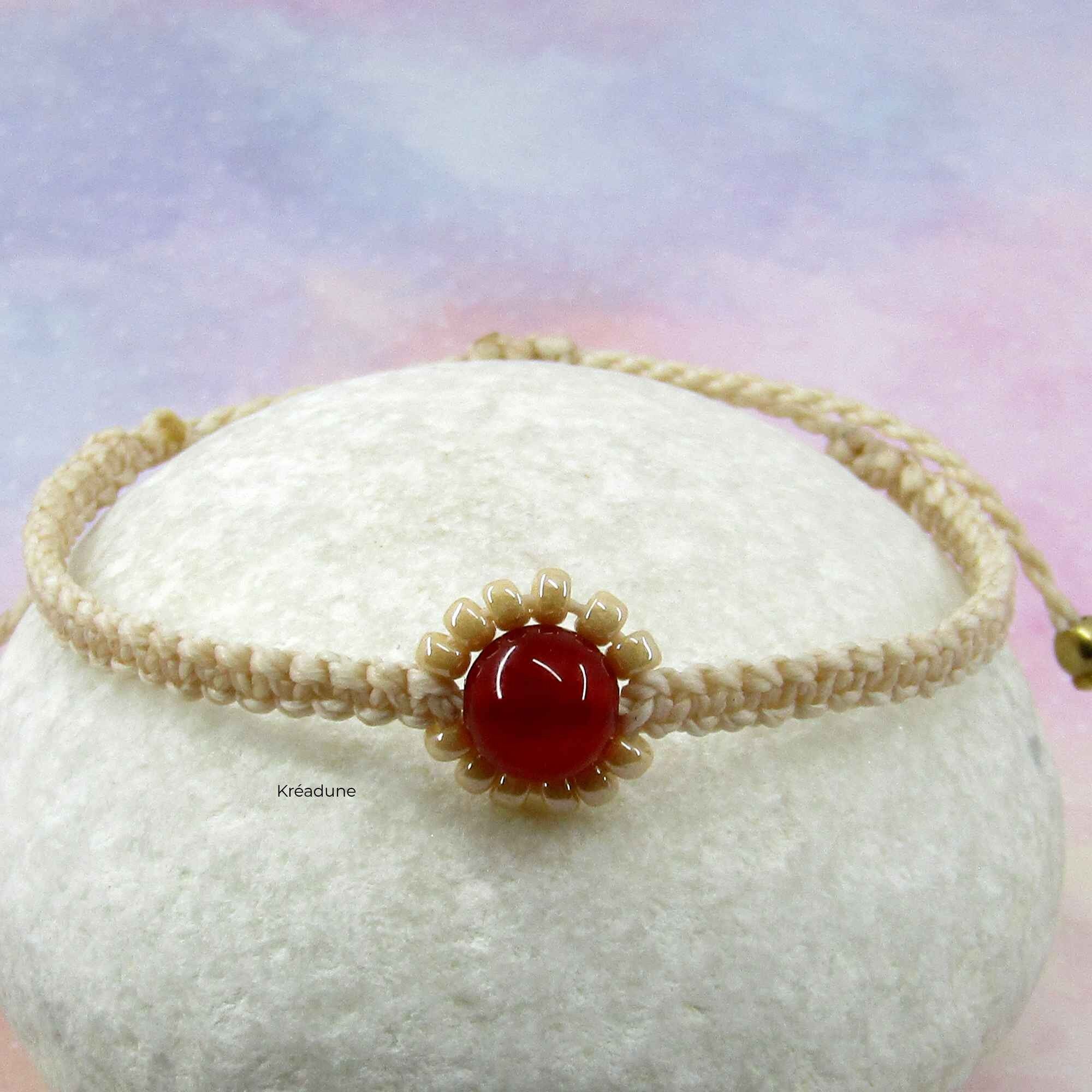 Bracelet micro-macramé couleur ivoire avec Cornaline - Flora