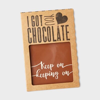 Continuez à garder une barre de chocolat belge faite à la main