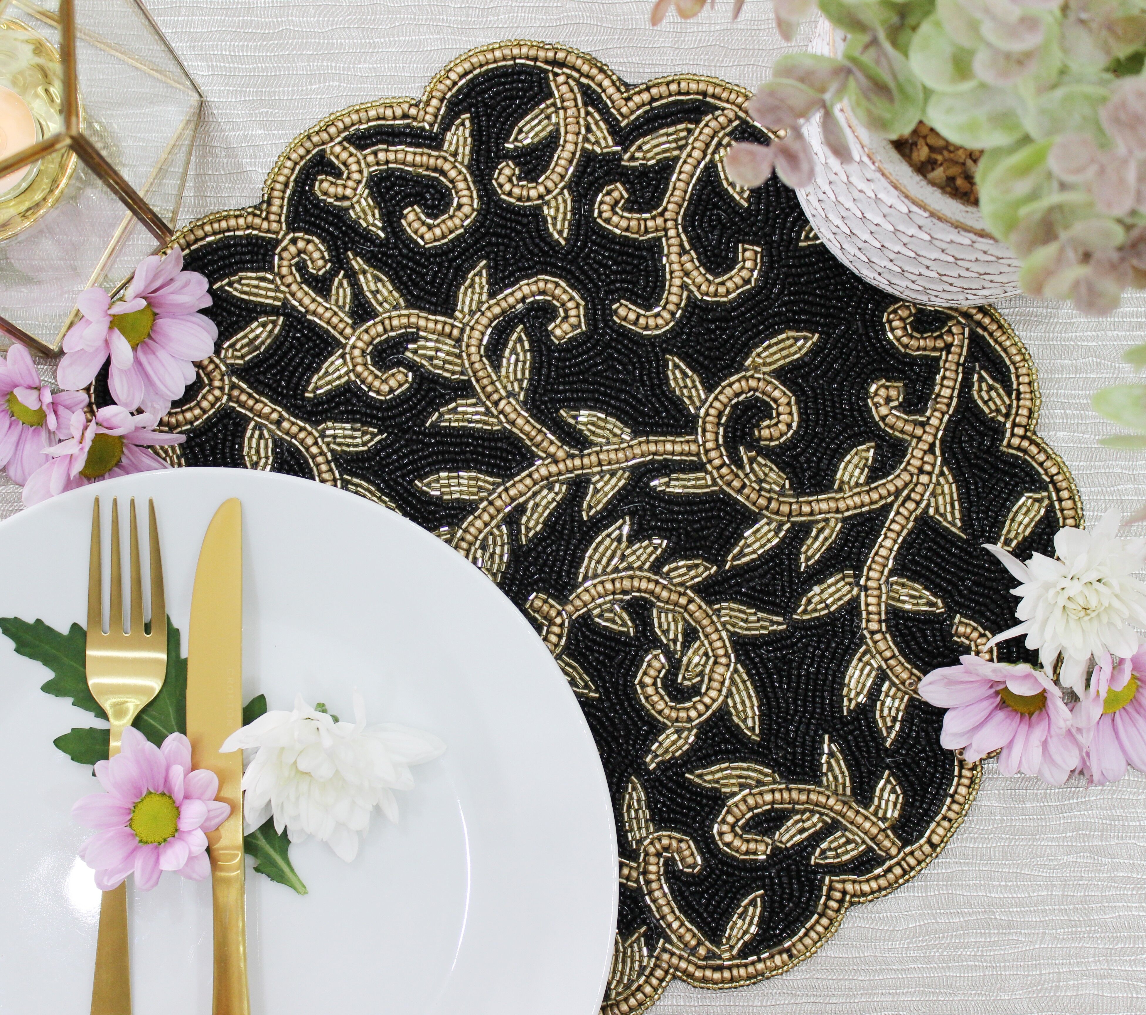 Königliches handgefertigtes handbesticktes Tischset in Schwarz & Gold