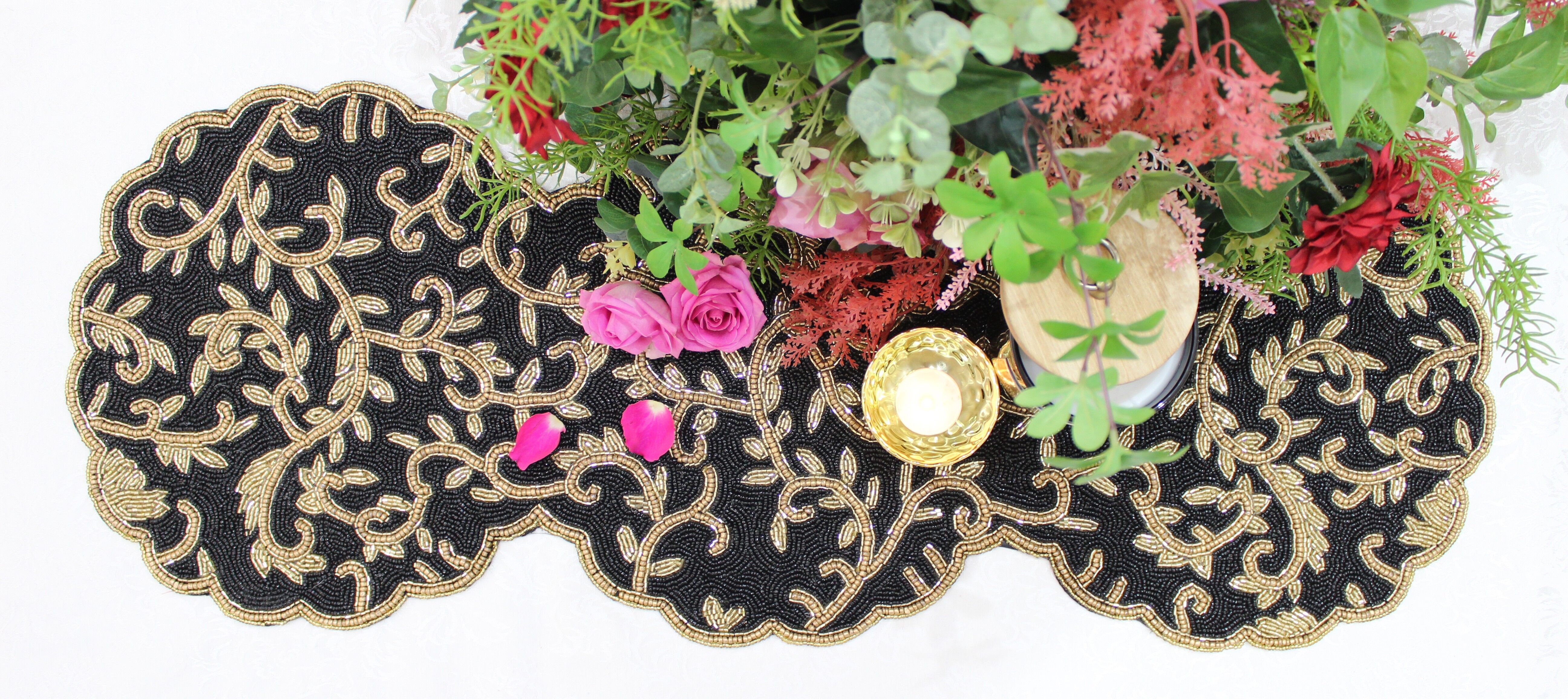 Königlicher, handgefertigter, handbestickter Tischläufer in Schwarz und Gold