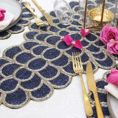 Camino de mesa hecho a mano con pétalos azules y dorados