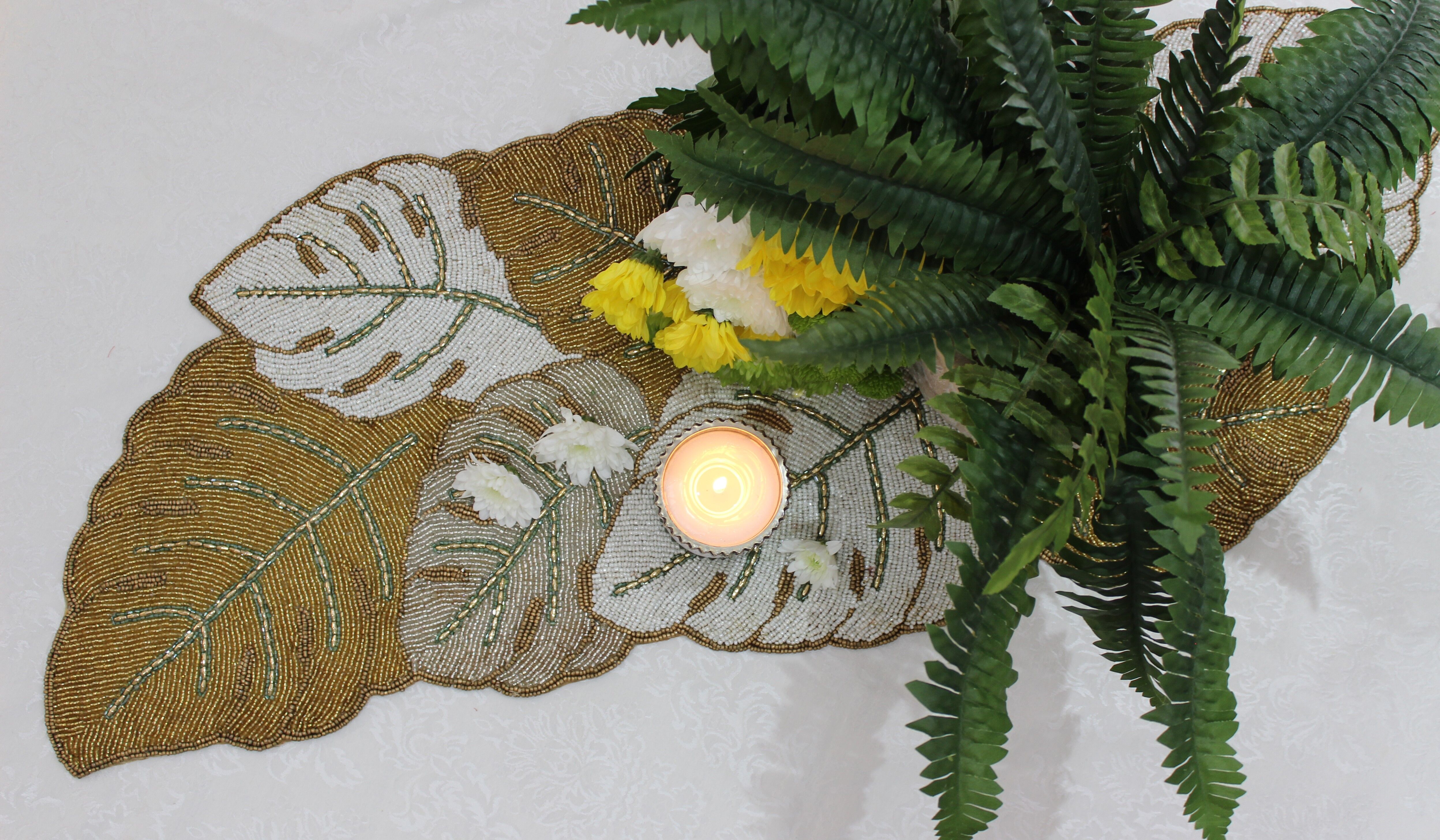 Handgefertigter Tischläufer aus Blattgold mit handbestickten Perlen