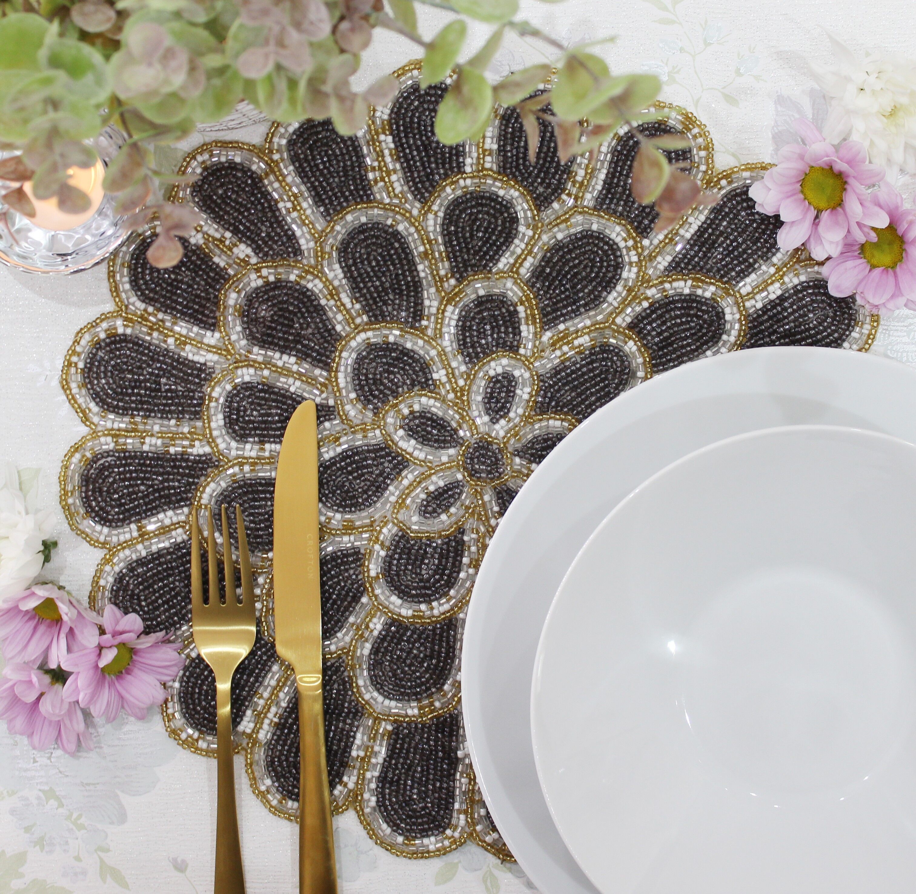 Graue und goldene Blütenblätter, handgefertigt, handbesticktes Tischset