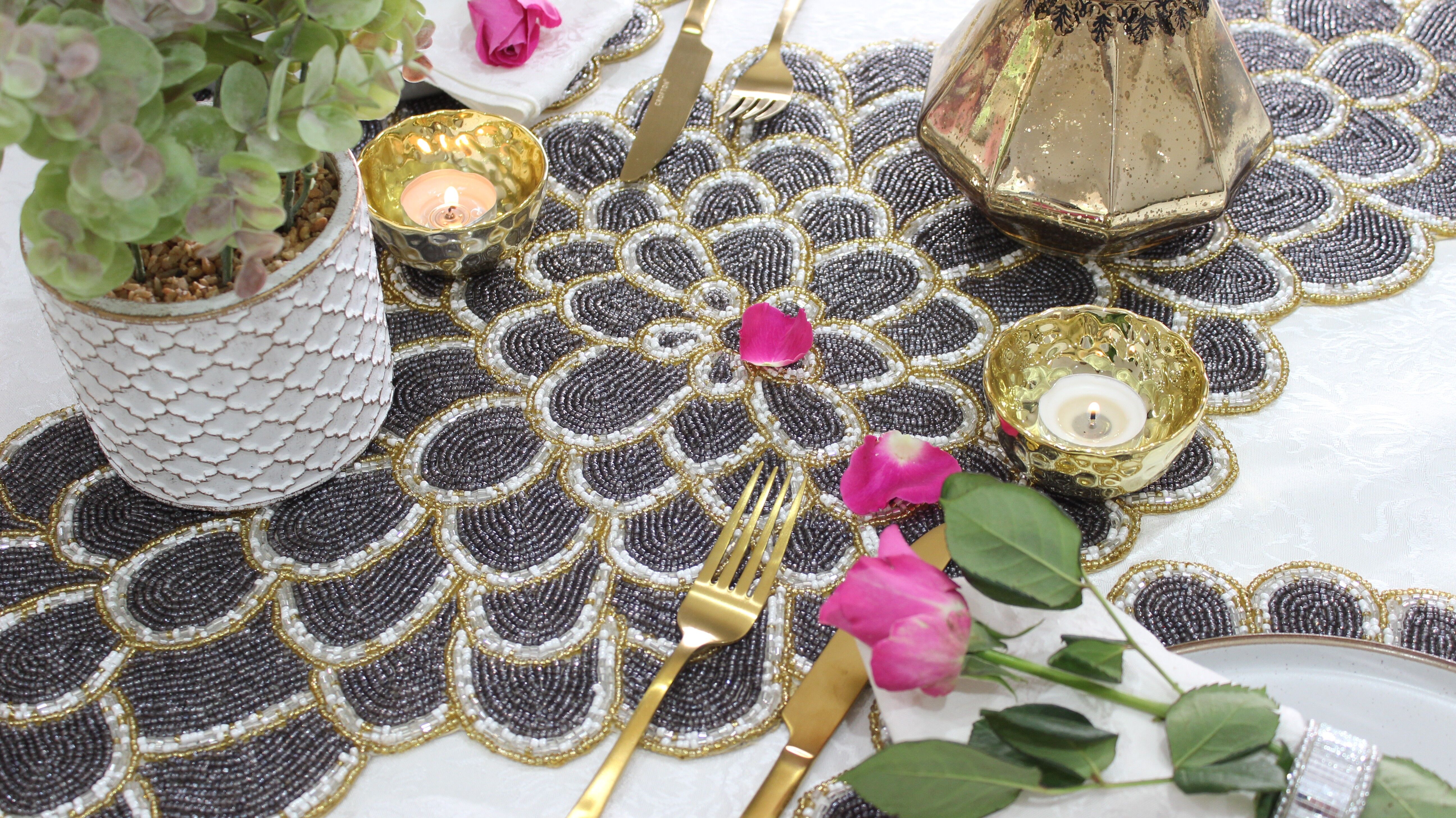 Grauer und goldener Blütenblatt-handgefertigter handbestickter Tischläufer