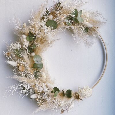 Wall wreath in dried flowers with pampas