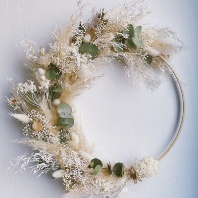 Wall wreath in dried flowers with pampas
