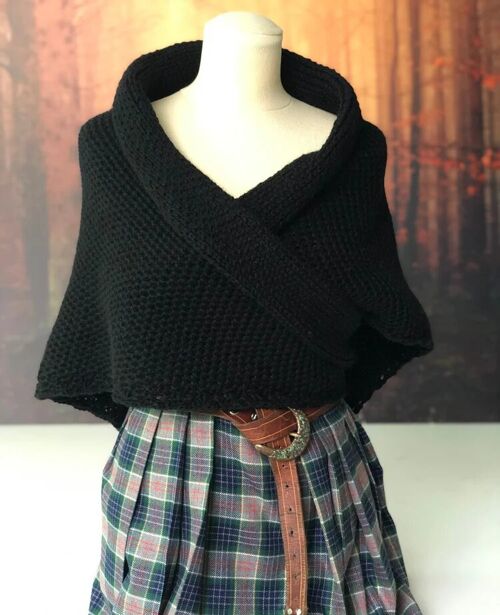 Mantón Outlander negro hecho a mano inspirado en el de Claire - Cottagecore