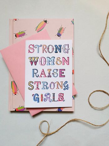les-femmes-fortes-élèvent-les-filles-fortes-carte-rose-rose-0