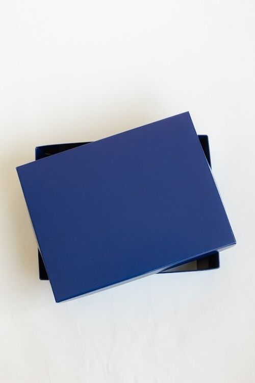 GARMENT BLUE BOX