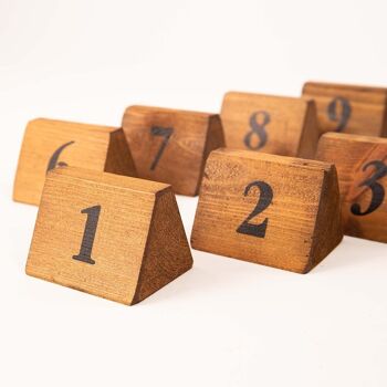 Numéros de table triangulaires en bois (45 x 45 mm) 3