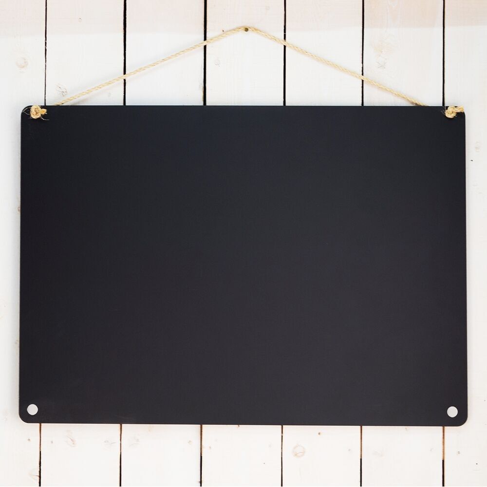 Rustikale, an Seilen aufgehängte Tafeln