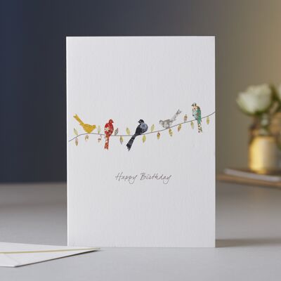 Oiseaux sur une carte d'anniversaire de brindille