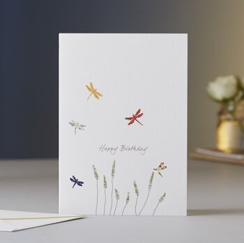 Carte d'anniversaire de libellules et d'herbe