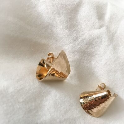 Boucles d’oreilles puces dorées martelées originales - forme coquillage - Tiamat