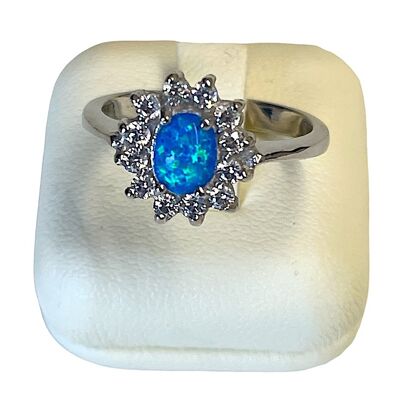 Hermoso anillo ovalado extragrande con ópalo azul y circonitas cúbicas