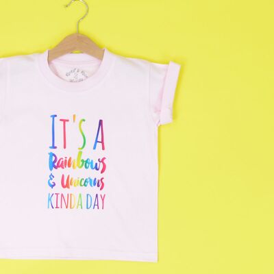 Es ist ein Rainbows & Unicorns Kinda Day KIDS T-Shirt
