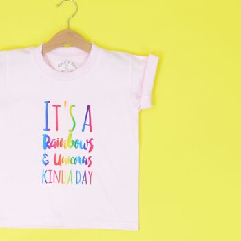 C'est un arc-en-ciel et des licornes Kinda Day T-shirt ENFANT 1