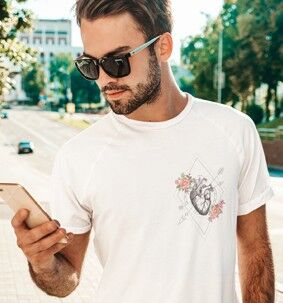 Gerades Herz-Kompass-T-Shirt