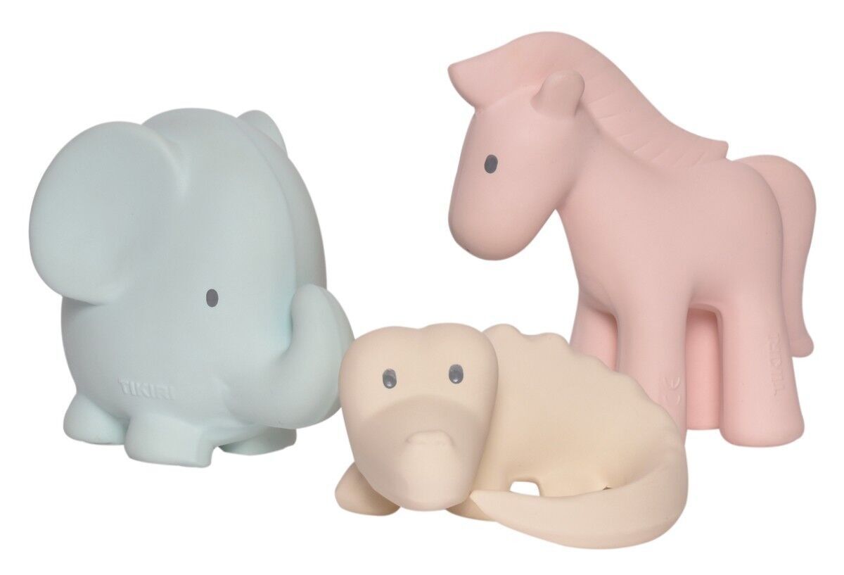 Tikiri: Collection Marshmallow SET DE 3 ANIMAUX: éléphant bleu 11cm, cheval rose 12cm et crocodile en couleur crème 5cm, avec grelot, en caoutchouc naturel, dans un sac en filet, 0+ 