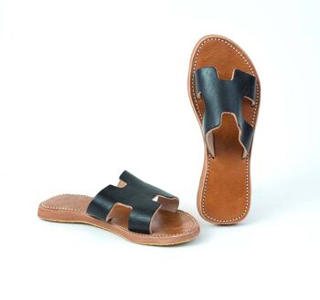 Sandale en cuir noir en forme de H 1