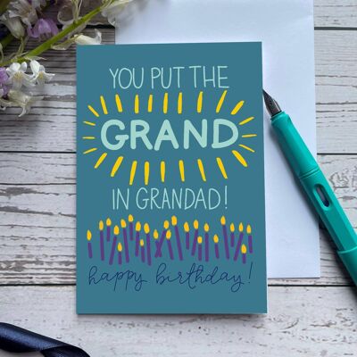 Pones el gran en la tarjeta de cumpleaños del abuelo.