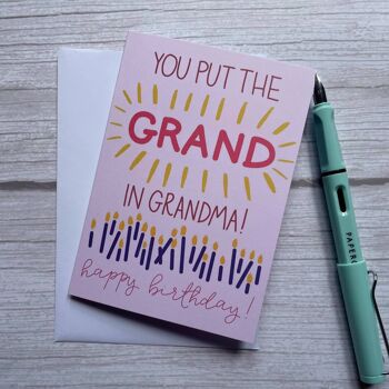 Vous mettez le grand dans la carte d'anniversaire de grand-mère 2
