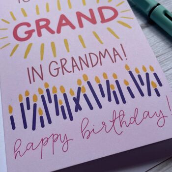 Vous mettez le grand dans la carte d'anniversaire de grand-mère 3