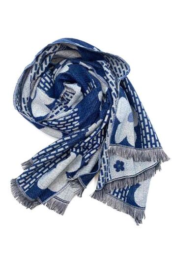 foulard en laine bleu. 2