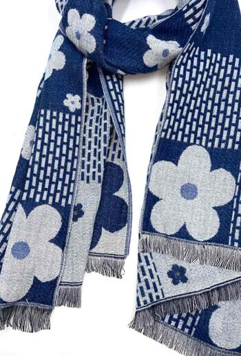 foulard en laine bleu. 4