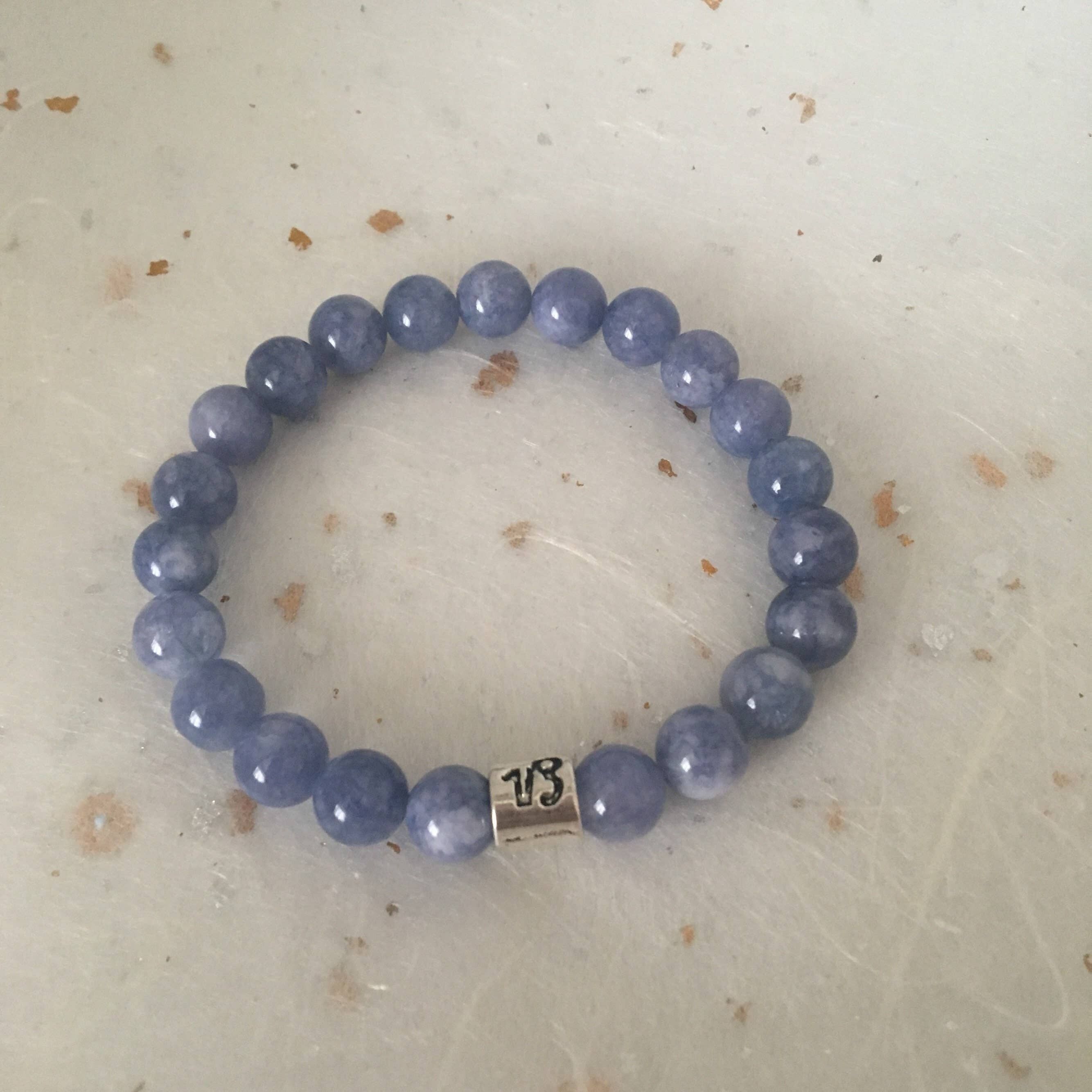 Pulsera con el signo zodiacal de Capricornio y angelita azul