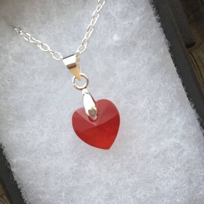 Silberne und rote Swarovski-Herz-Halskette 10,3 x 10 mm