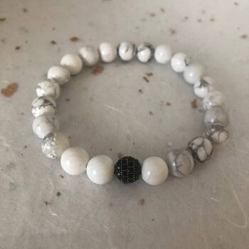 Bracelet de perles en howlite blanche avec pavé de zircons noirs 1