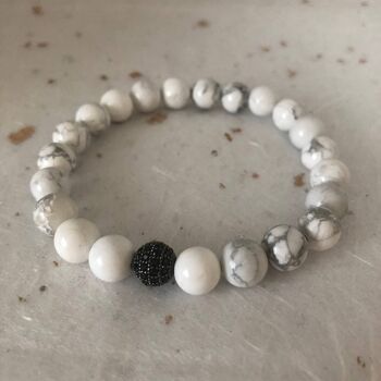 Bracelet de perles en howlite blanche avec pavé de zircons noirs 2