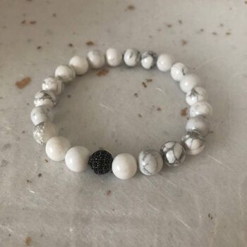 Bracelet de perles en howlite blanche avec pavé de zircons noirs 3