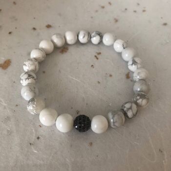 Bracelet de perles en howlite blanche avec pavé de zircons noirs 4