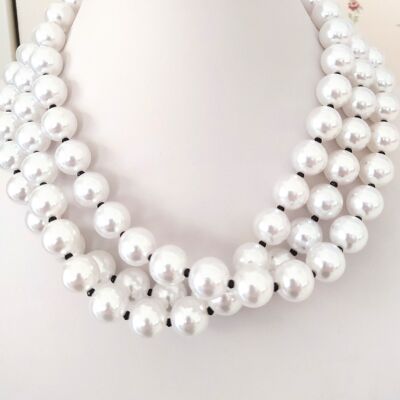 Dreireihige Halskette aus synthetischen Perlen