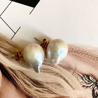 Pearl Earrings: Classy & Delicate