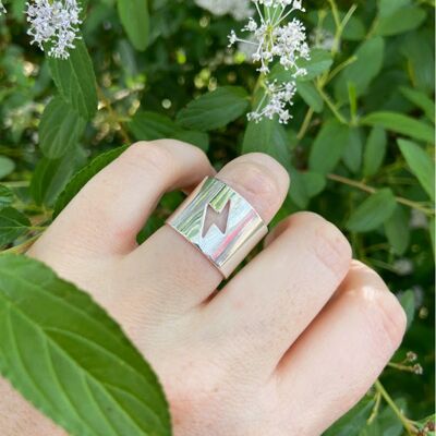 Openwork lightning bolt ring