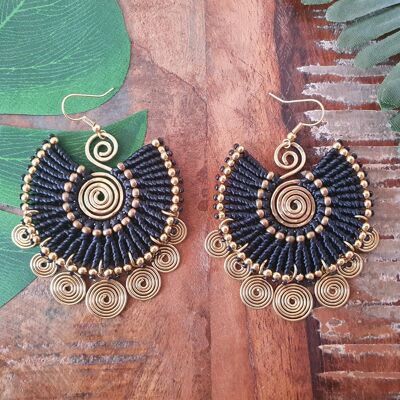 Pendientes boho de espiral y macramé negro Reina egipcia