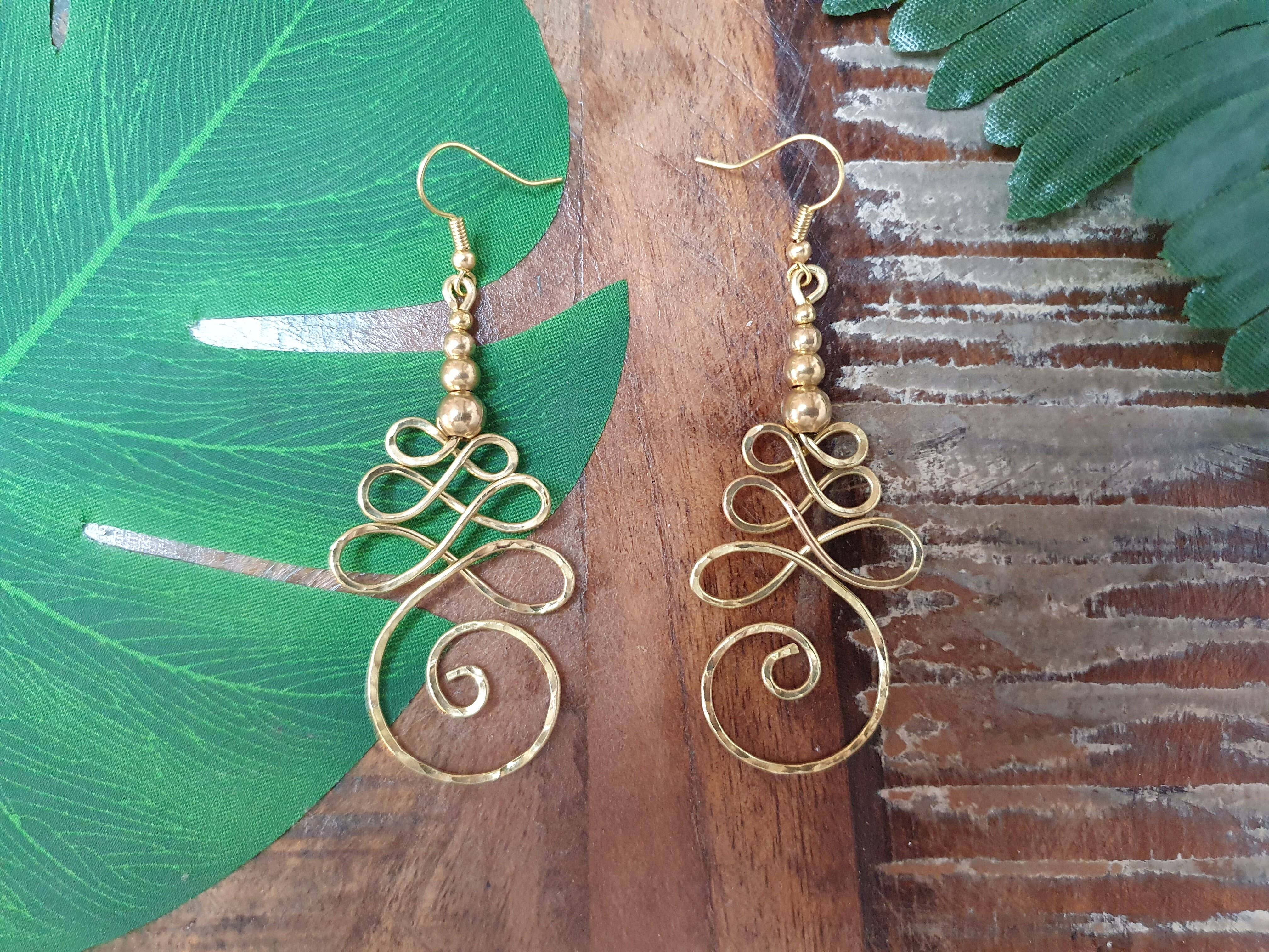 Spiritistische buddhistische Unalome-Ohrringe aus Golddraht