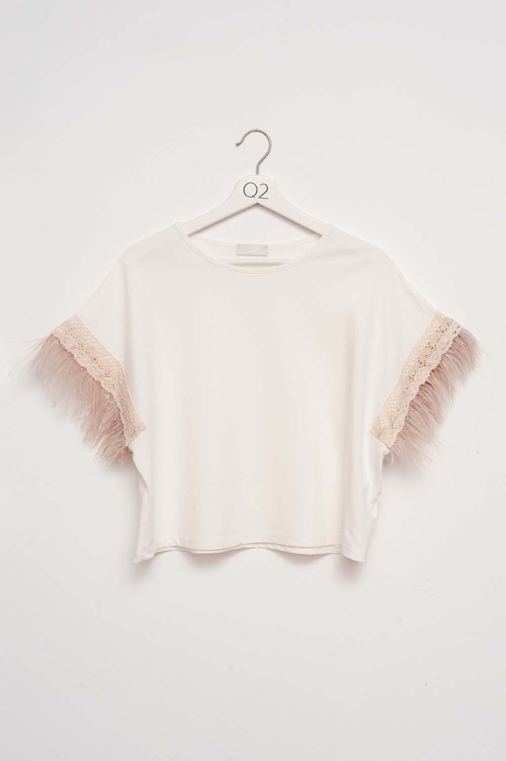 Top a maniche corte con dettaglio di piume