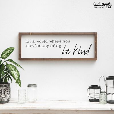 Farmhouse Design Schild "in a world you can be anything, be kind" - 60x20 - mit Rahmen